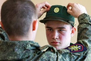 Rusové se brání náboru do války. V ulicích hlídkují dobrovolníci, muže chrání před odvodem